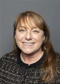 Official Portrait of Cllr. Tracey Smith